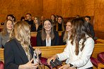 Diplomanti čakajo v sproščenem vzdušju na začetek podelitve