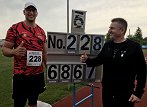 Kristjan Čeh in Stanko Štuhec ob semaforju z rezultatom najboljšega meta