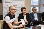 Slavnostni podpis prvega recepta za gibanje.