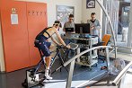 Mladi kolesar začenja s stopnjevalnim testom na ergometru.