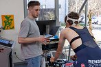 Merilec pojasnjuje merski postopek mlademu kolesarju
