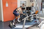 Mladi kolesar začenja s stopnjevalnim testom na ergometru.