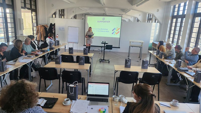Udeleženci projektnega sestanka SUPPORTER spremljajo predavanje