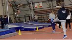 Gledalci spremljajo poskus atletinje
