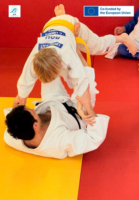 Judoista različnih generacij izvajata vajo